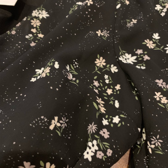 Cupcakes and Cashmere Bell Sleeve Floral Romper - Picture 5 of 7